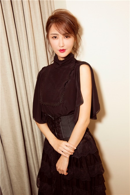 张歆艺携新剧亮相金鹰晚会 高雅女神范气场十足