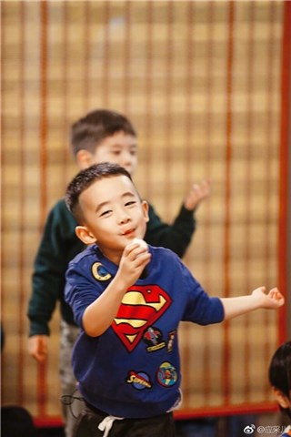应采儿晒小小春萌照 笑称Jasper在想妈妈去哪儿了