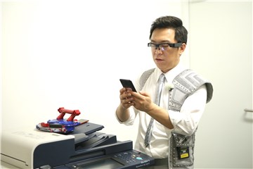 黄渤使用手机和同伴联系