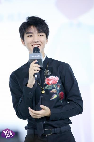 〈Yes 北京现场〉王俊凯全黑亮相变身玫瑰王子 暖笑卖萌尽显少年可爱本性