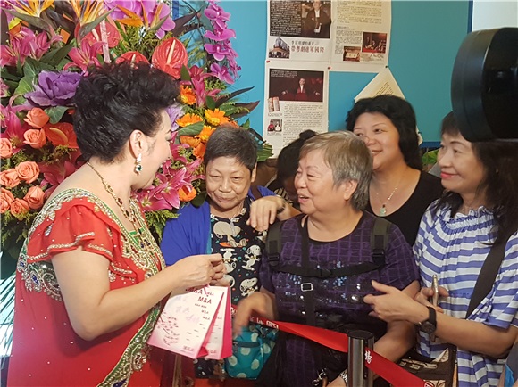 薜家燕出席艺术中心暑期大汇演
徐小鳯
现身支持