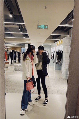 蒋梦婕孟佳对镜自拍 skr手势超鬼马