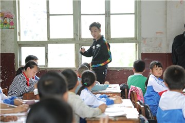 张艺兴在教室里