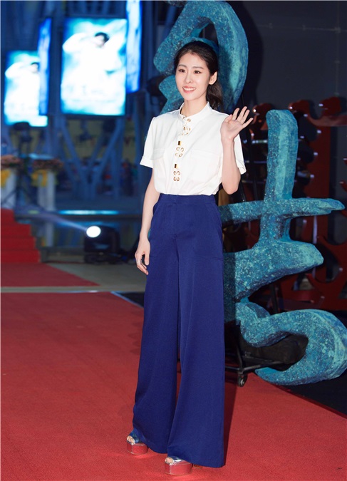 张碧晨仙侠盛典首唱《时光笔墨》 歌声唯美尽显柔情
