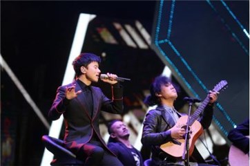 张杰获颁“最佳男歌手”奖