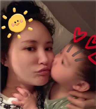 张歆艺晒四坨“练武照” 搞怪惹人爱