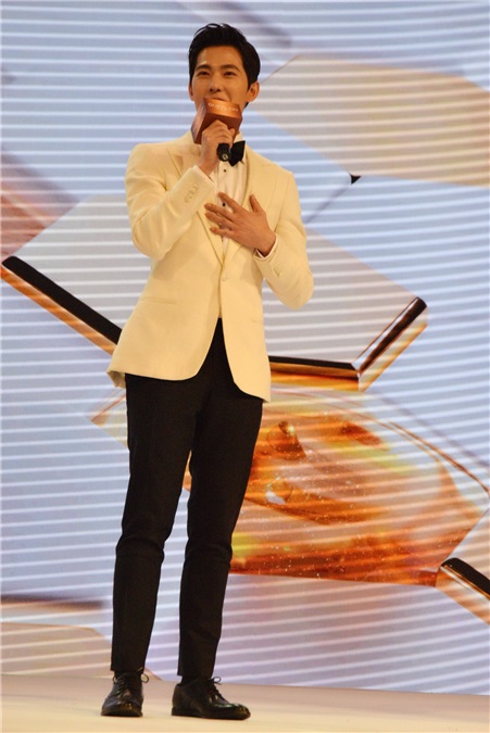 杨洋变身白马王子 迷倒一大批迷妹