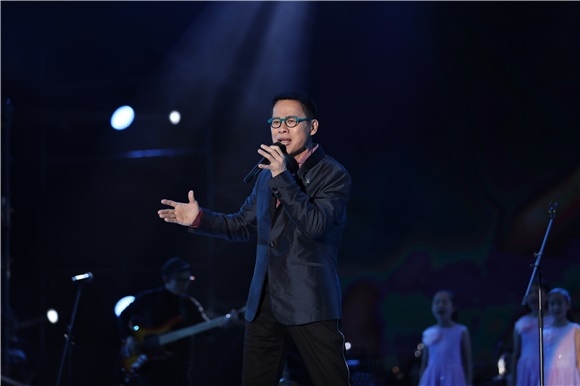 罗大佑斩获两项至尊音乐大奖 与「小天使」合唱变最萌年龄差