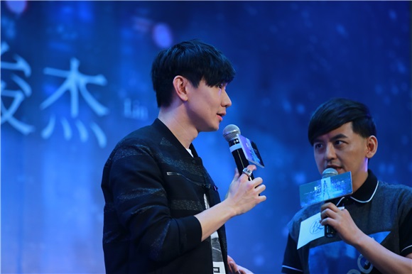 林俊杰、黄子佼出席《听•见林俊杰》音乐纪录片首映发布会