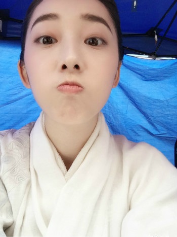 蒋梦婕晒九宫格自拍发福利 网友:美翻了,求嫁