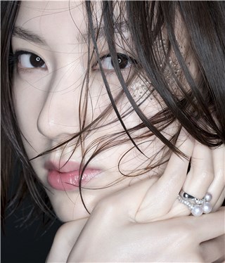 孙嘉灵湿发写真曝光  恣意灵动诠释水之刚柔