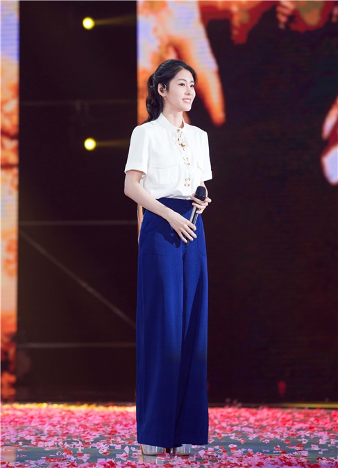 张碧晨仙侠盛典首唱《时光笔墨》 歌声唯美尽显柔情