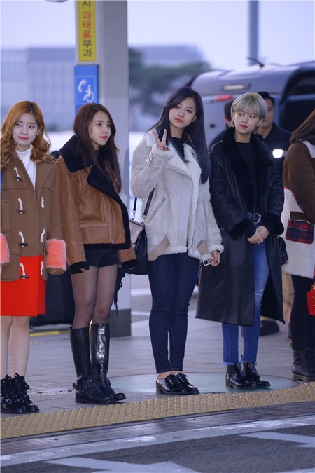 GFriend、TWICE前往香港参加《2016MAMA》