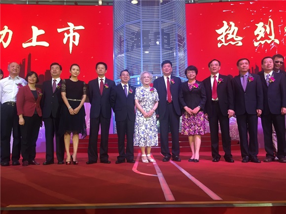 章子怡王家卫助阵上影上市 老友相见亲密搭肩