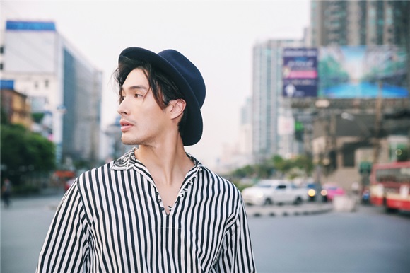 锦荣街拍玩转时尚潮流风向标 尽显型男格调