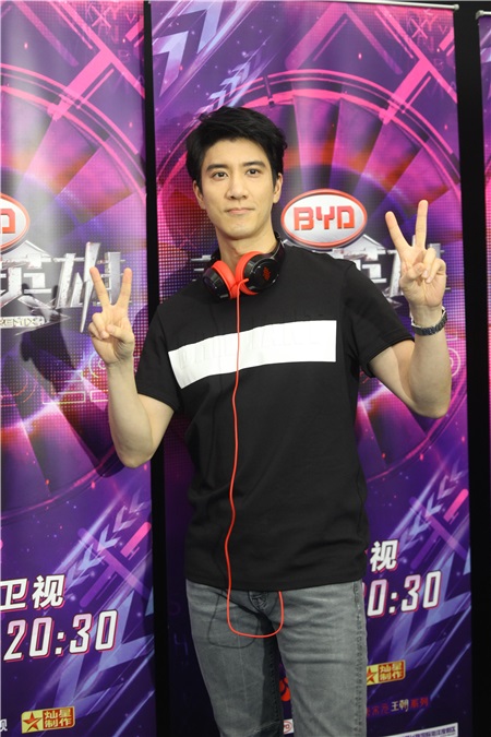 凤凰传奇喊话王力宏:让他唱一句最炫民族风!