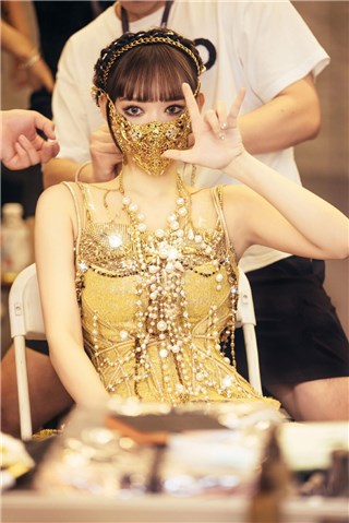 程潇金色亮片裙蒙面好迷人  眼神勾魂夺魄似湖中女妖