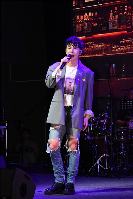 陈势安为生日音乐会做彩排 好友朱俐静现身支持