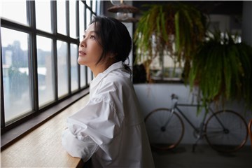 “文艺天后”刘若英《飞行日》演唱会 环形舞台演绎音乐情感的多重面向