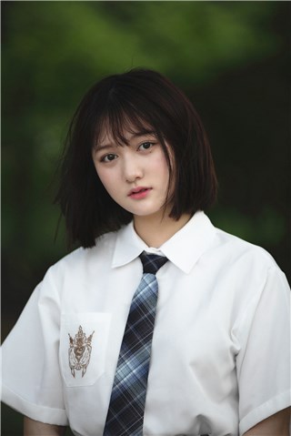 董思怡《二十不惑》夏日写真清爽来袭 唯美校园风中洋溢青春活力