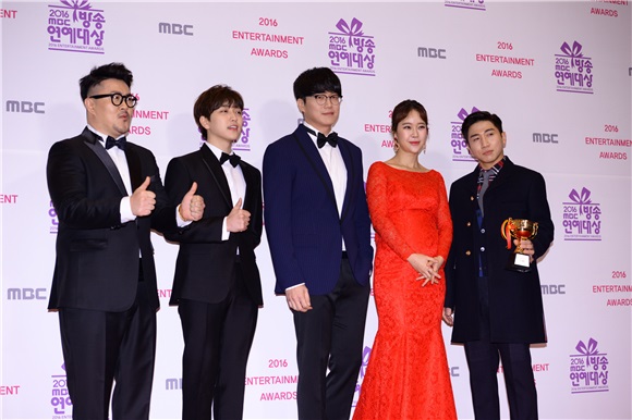 刘在石、HAHA、郑俊河等一同走上「2016 MBC放送演艺大赏」红毯