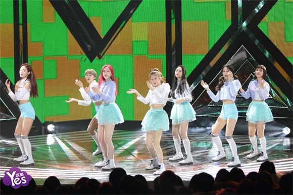 韩国Kriesha Chu、VOISPER、TRCNG、MXM等歌手在首尔SBS电视台参加了SBS MTV《The show》节目的现场直播