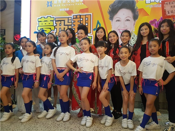 薜家燕出席艺术中心暑期大汇演
徐小鳯
现身支持
