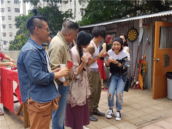 万梓良、吴家丽、张继聪、白只等电影《》今晚打丧尸》举行开镜拜神仪式