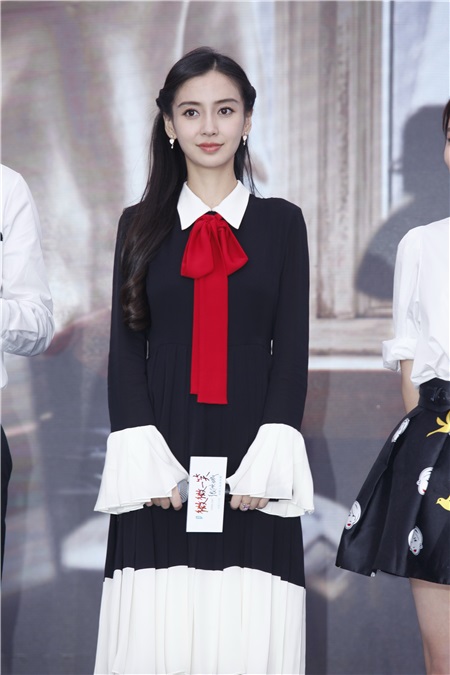 Angelababy与井柏然借位拥吻比爱心 呲牙咧嘴小表情不断一脸暧昧