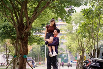 《机智校园生活》 王新凯靠「抱腿」留住吴玳慈
