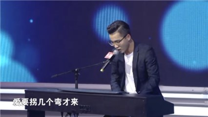 男嘉宾现场弹唱《遇见》