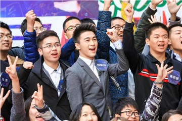 何猷君靠颜值和脑力值吸粉无数
