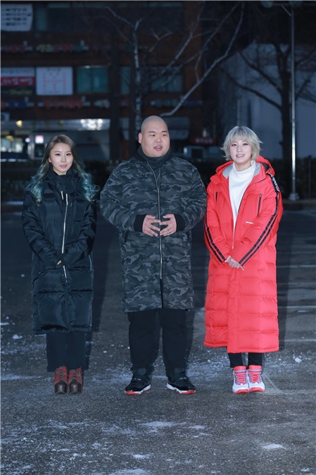 AOA美美亮相《音乐银行》上班路 徐贤个性皮衣压轴超帅