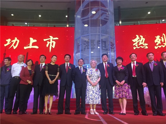 章子怡王家卫助阵上影上市 老友相见亲密搭肩