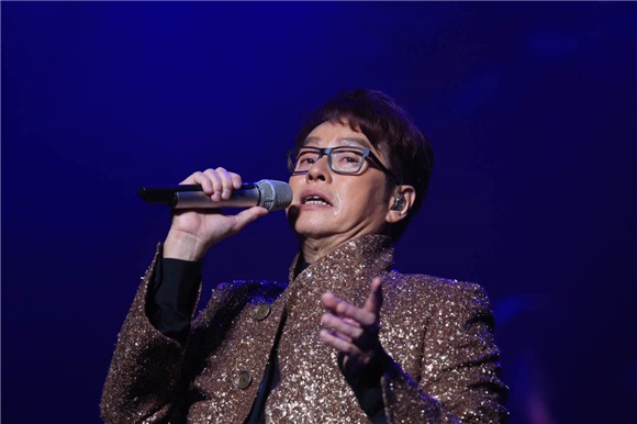 67岁谭咏麟忙巡演，出新辑，玩直播 果真活得像25岁