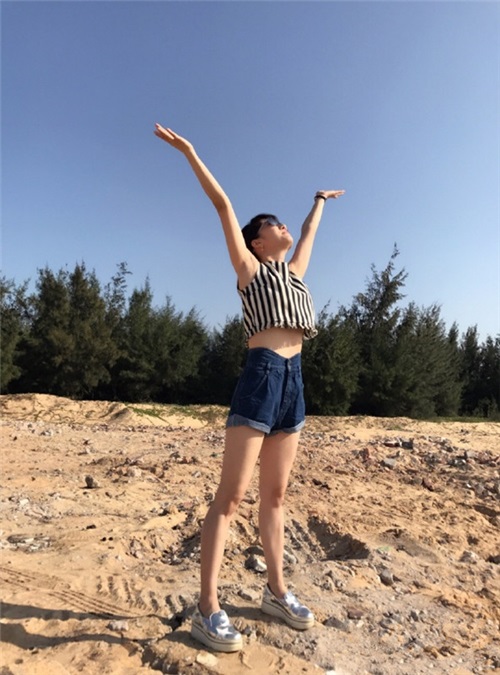 李念海边穿肚脐装放飞自我 大长腿实力抢镜