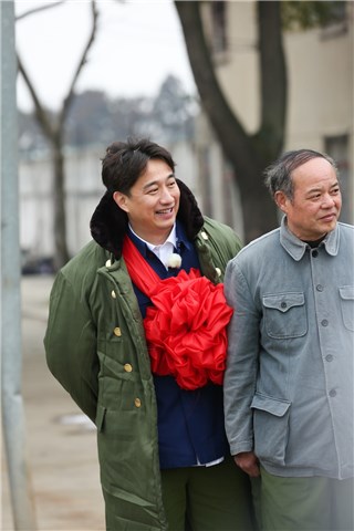 黄磊和村民一起