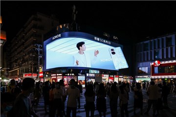 龚俊3D裸眼大屏上线6城，荣耀50系列荣耀密码版获热捧