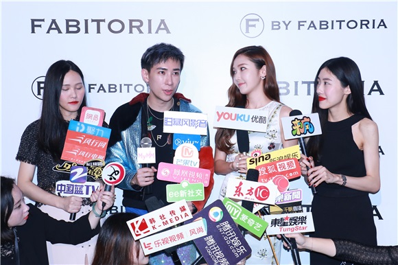 Jessica郑秀妍受邀看秀 裹身连衣裙秀S身材