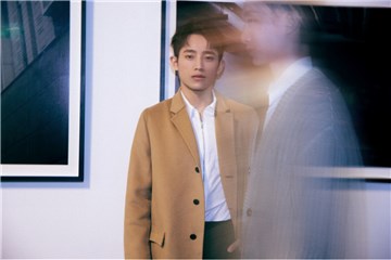 周政杰亮相品牌艺术展 复古风衣诠释早春格调