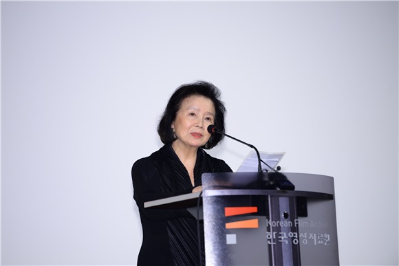 尹静姬举办
出道五十周年特别展览开幕式 秀爱裸色裙优雅甜美微笑暖人心