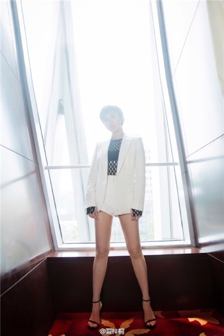 夏梓桐下衣失踪炫美腿 白西服遮臀娇俏性感