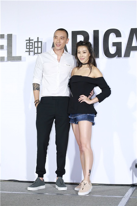 王阳明蔡诗芸夫妻出席鞋《品AXEL ARIGATO》开幕