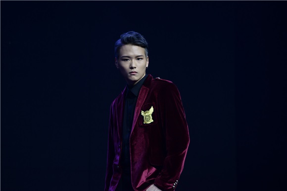 新人男团VARSITY举行出道showcase