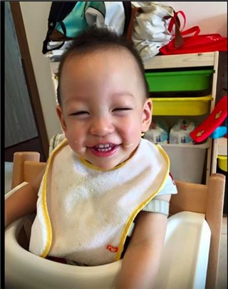 「爱笑的眼睛」小Ｖ宝眯眼灿笑 意外看见徐若瑄影子