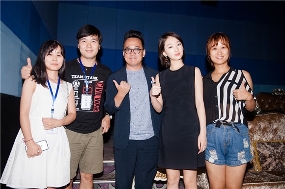 周冬雨黑短裙个性开启路演 上演雨式幽默气氛高涨