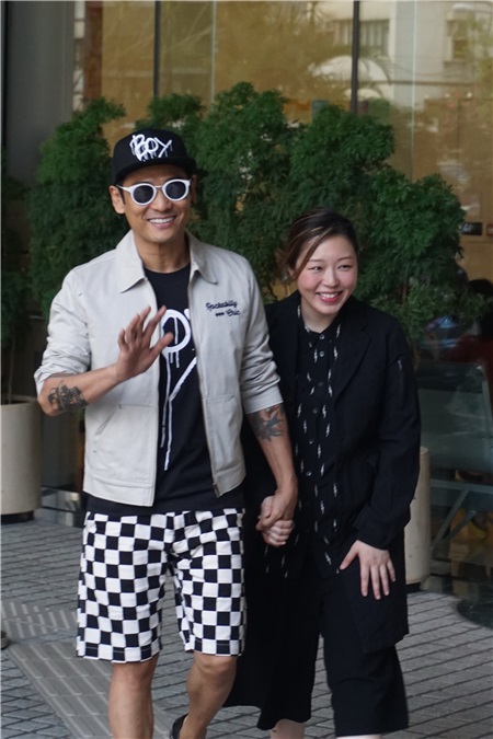 杜德伟、太太李晓冰「产後出院见记者」