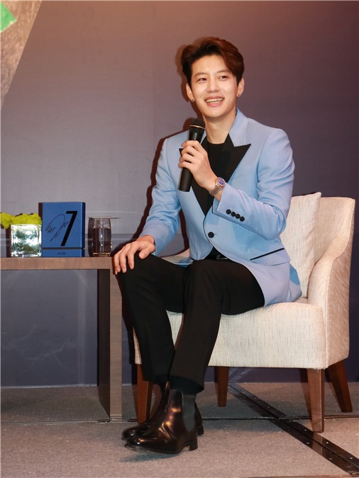 SE7EN崔东旭举行迷你专辑《I AM SE7EN》发布会