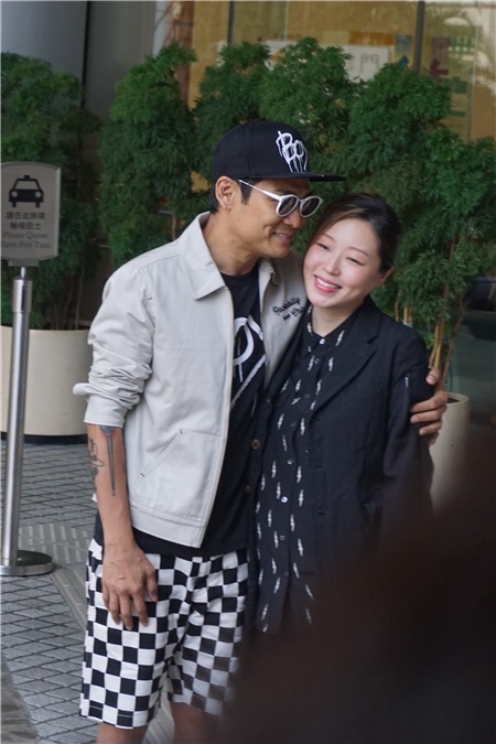 杜德伟、太太李晓冰「产後出院见记者」