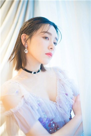 阚清子挤出双下巴自拍自侃胖十斤 粉丝：胖了也喜欢